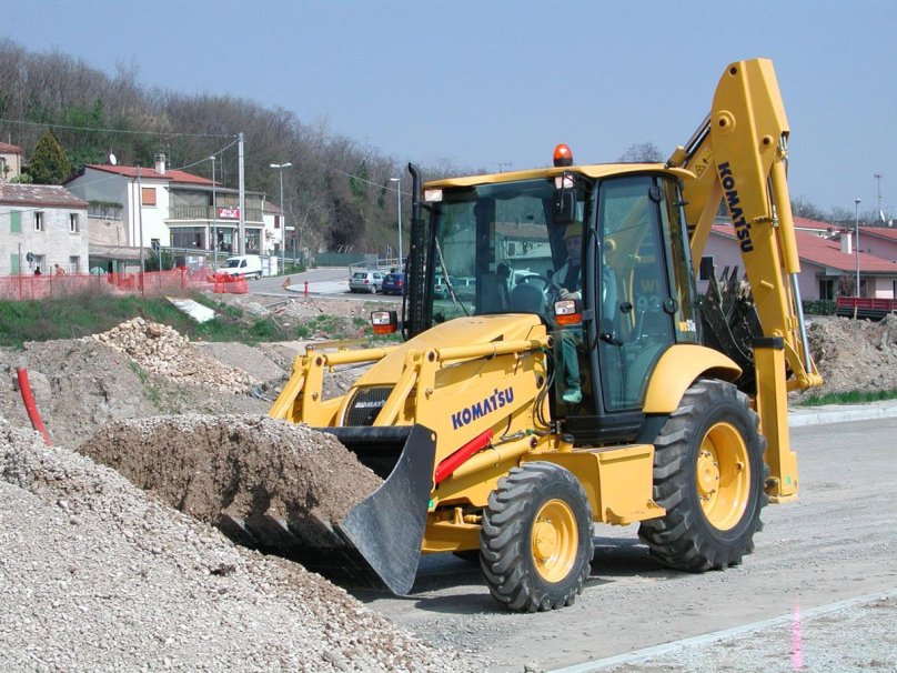 Экскаватор погрузчик Коматсу