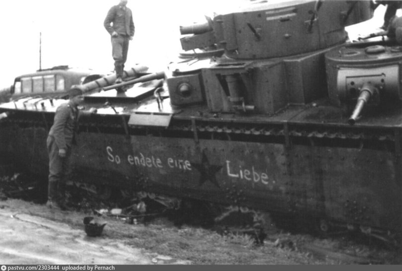 Т-35 подбитый