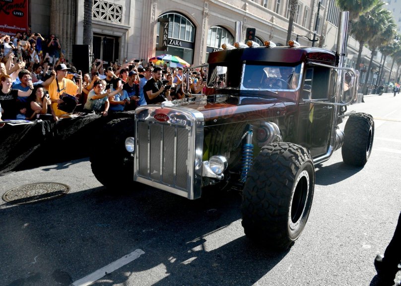 Петербилт Форсаж Хоббс и шоу