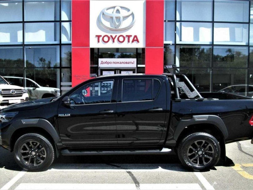 Toyota Hilux черный