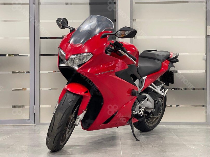 Красный Honda VFR 800 2015 красный