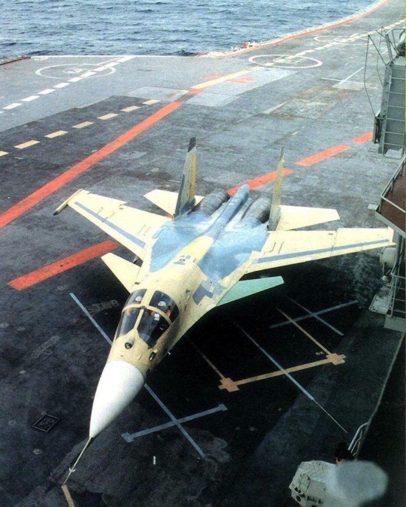 Самолёт Су-33уб