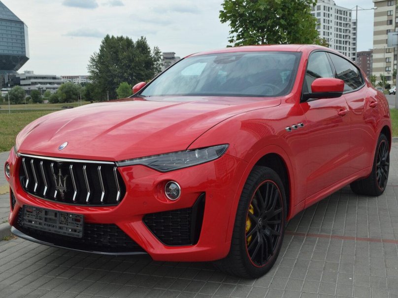 Maserati Levante красный