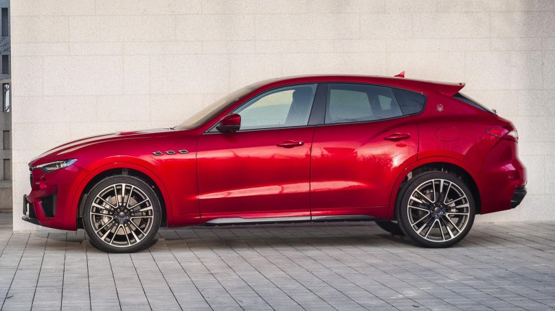 Мазерати Леванте красный