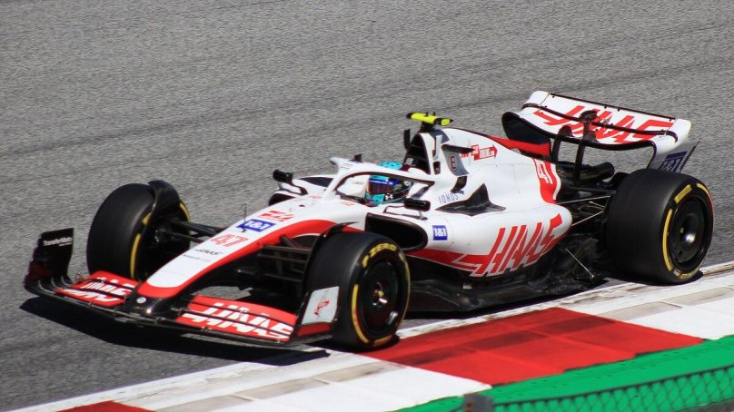 Гоночный Болид Haas VF 22