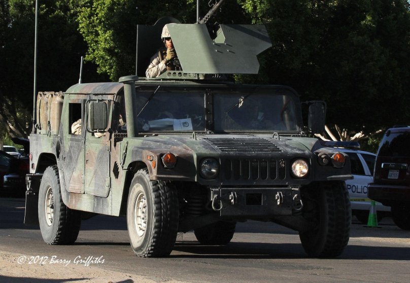 Hummer h1 Humvee с пулеметом