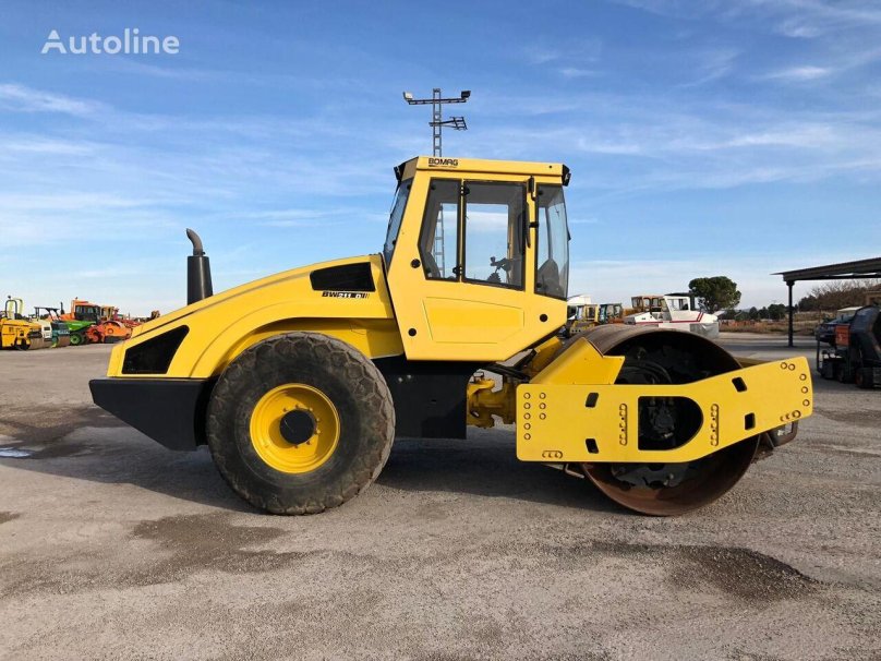 Каток Bomag BW 211 D-4
