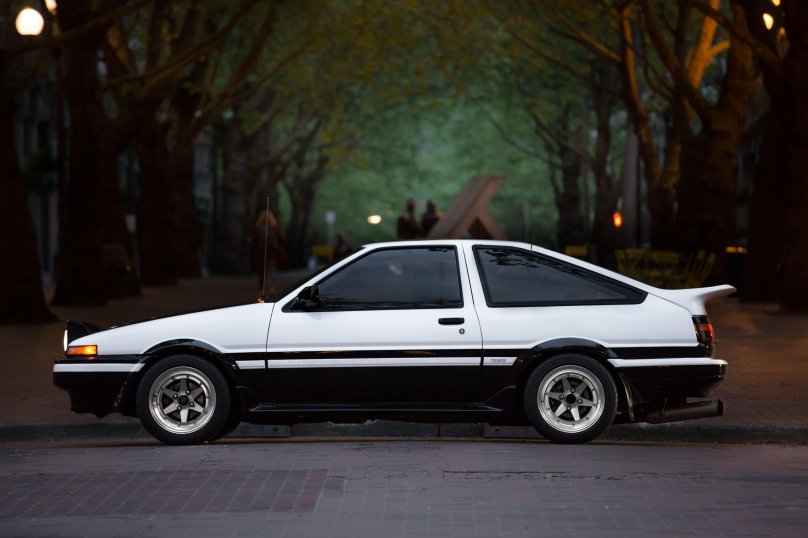 Toyota ae86 сбоку