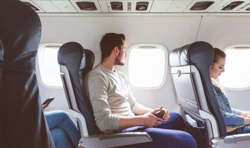 Человек сидит в самолете