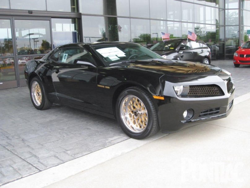 Машина Понтиак с Фениксом