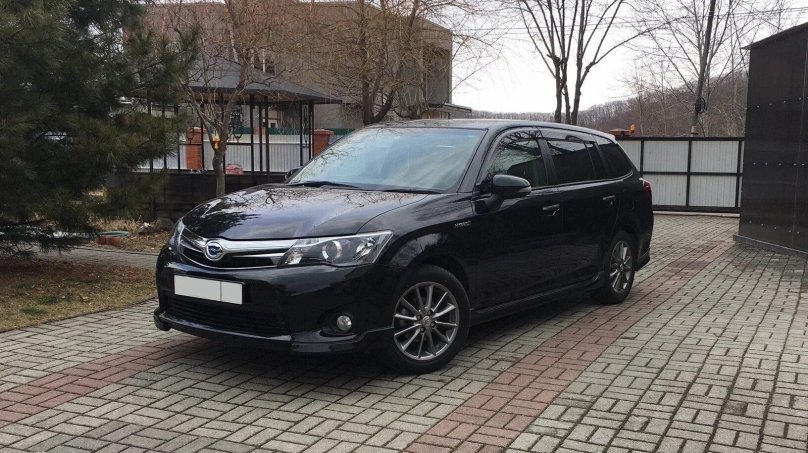 Toyota Corolla Fielder 160 черный
