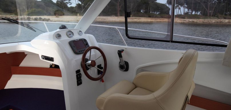 Катер Beneteau Antares 6.80