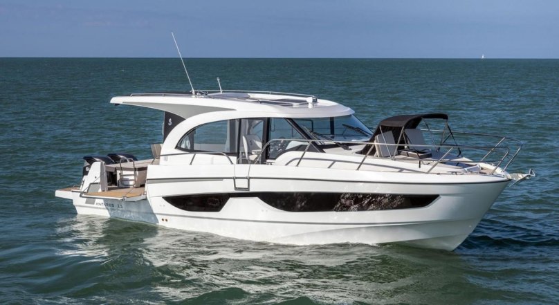 Катер Beneteau Antares 11