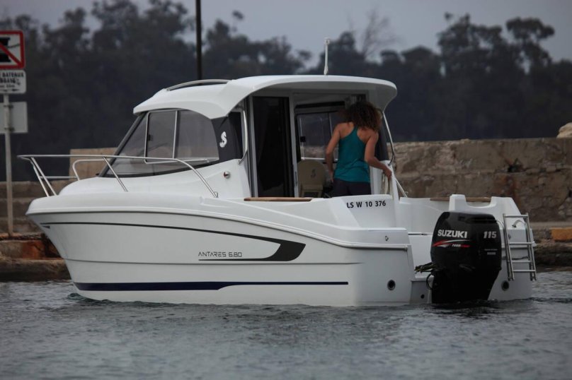 Катер Antares 6