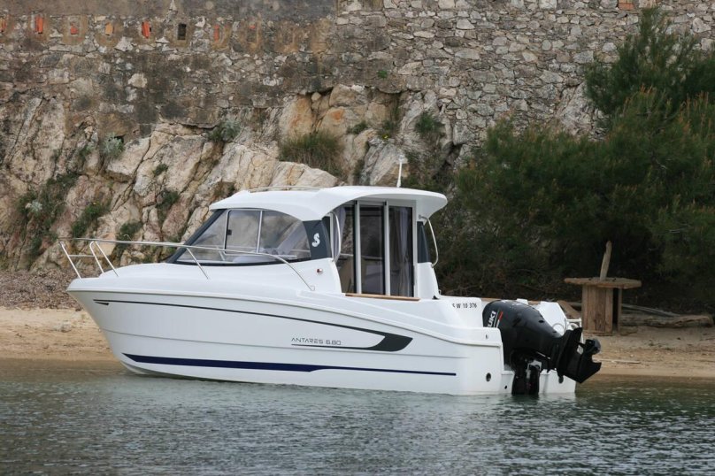Катер Antares 6
