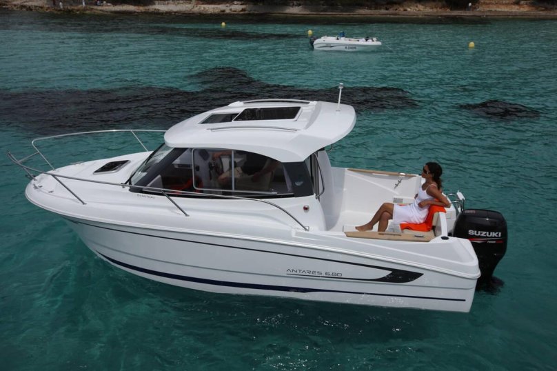 Катер Beneteau Antares 6.80