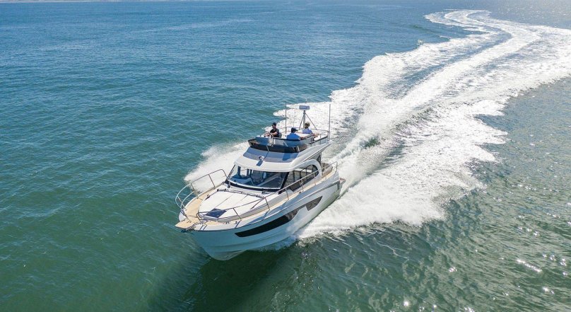 Катер Beneteau Antares 11