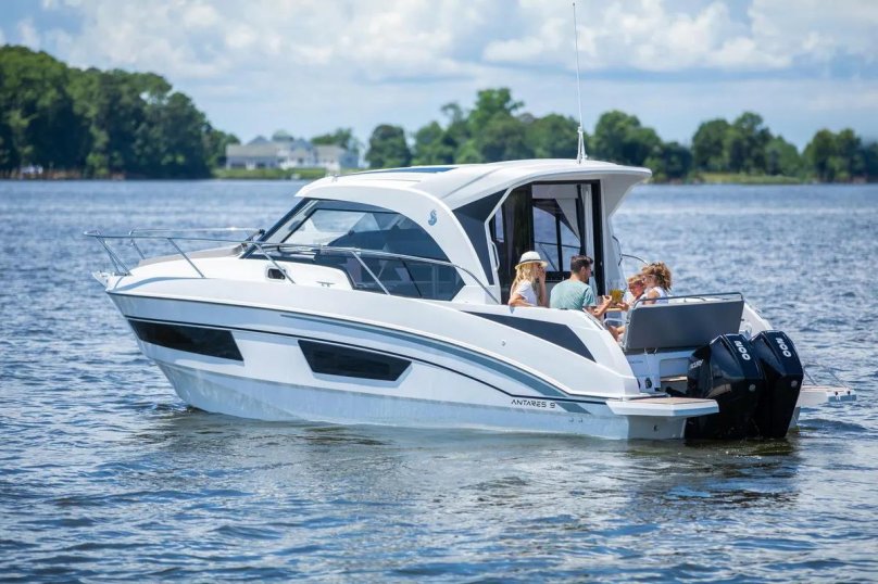 Катер Antares 6