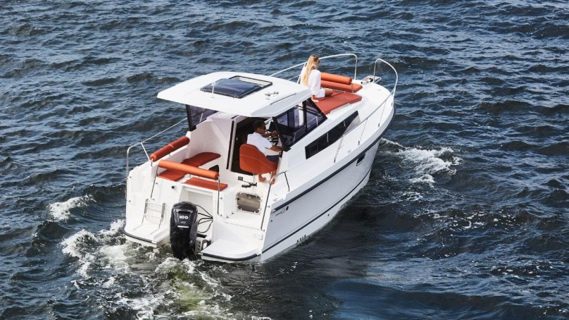 Nexus 870 Revo - моторная водоизмещающая яхта...