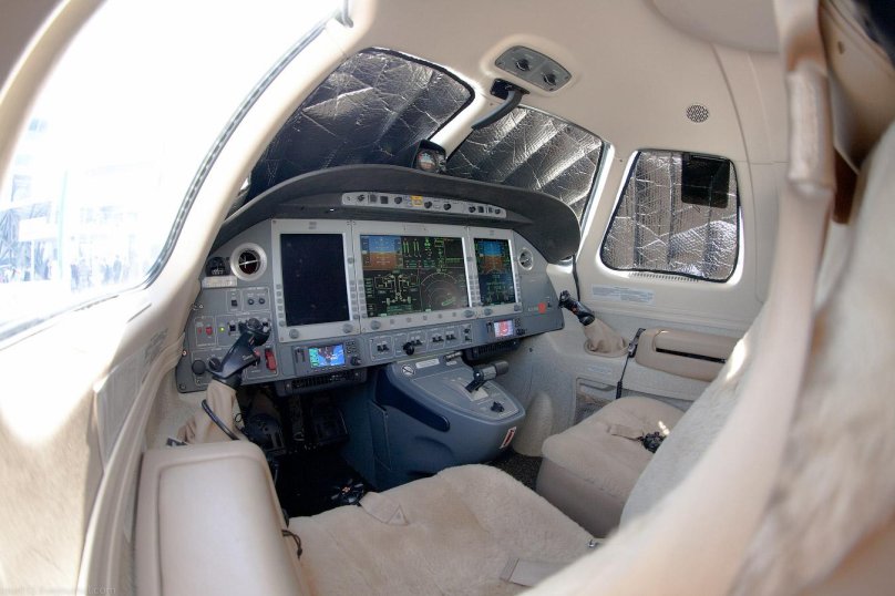 Eclipse 550 кабина