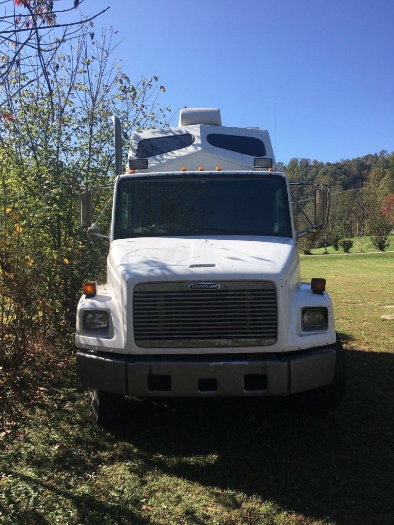 Freightliner fl70 2003