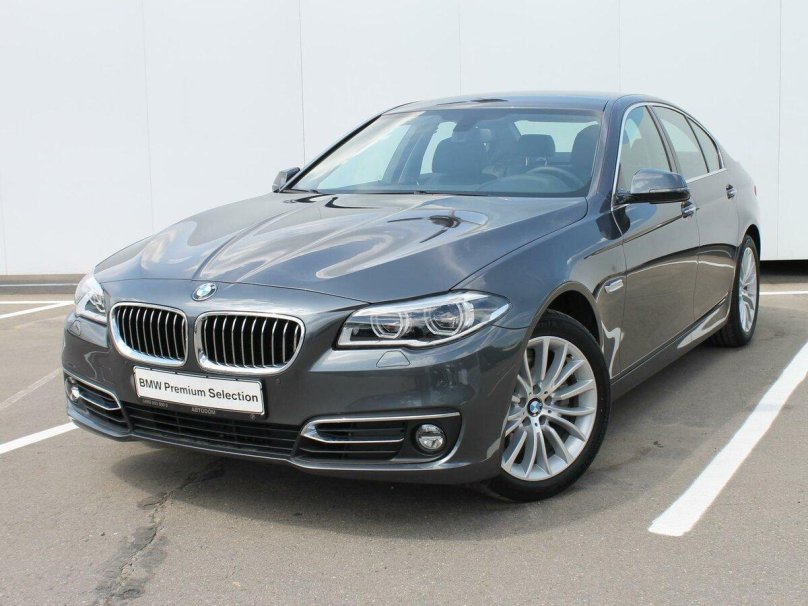 Черный БМВ 520d на гравии