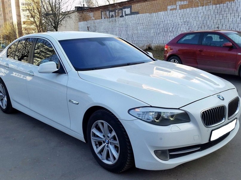 Белая БМВ 528i