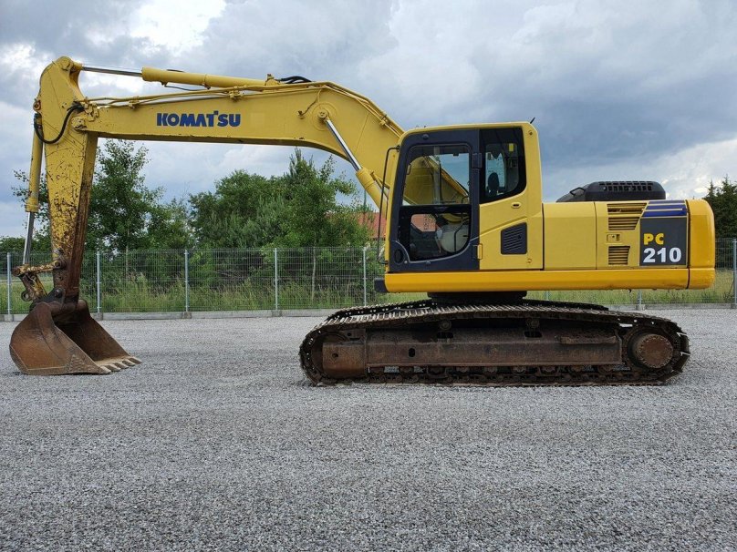 Komatsu 210