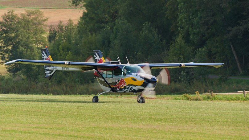 Cessna 337 Red bull