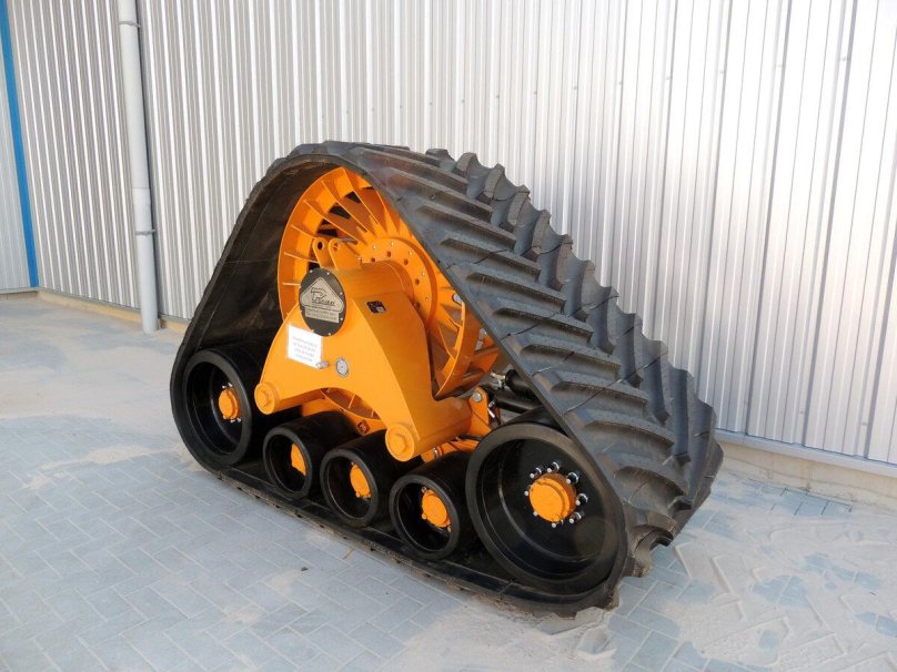 Трактор на гусеничном ходу