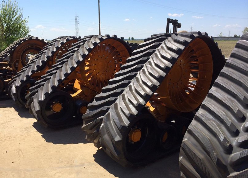 Трактор на гусеничном ходу