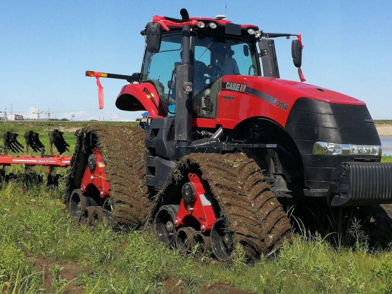 Кейс Магнум 340 на гусеницах