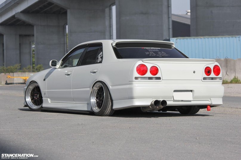 Nissan Skyline 34 седан
