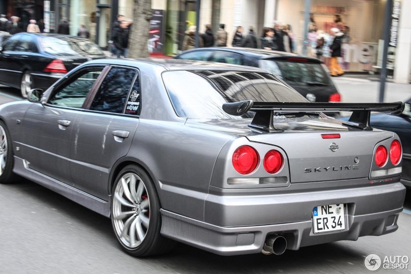 Nissan Skyline r34 седан