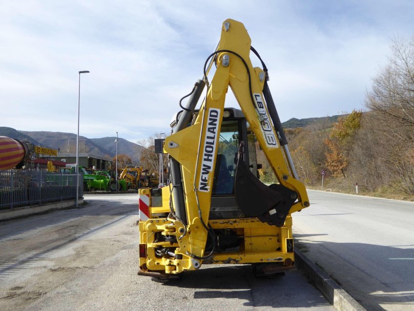 Экскаватор-погрузчик New Holland lb110