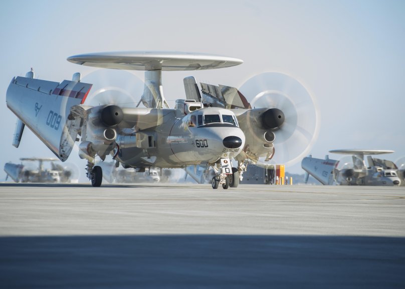Самолет ДРЛО E-2 “Hawkeye”