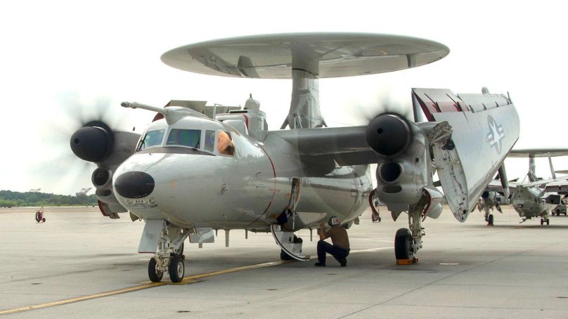 Самолет ДРЛО E-2 “Hawkeye”