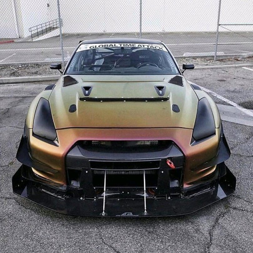 Ниссан ГТР И Мустанг