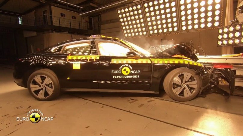 Краш тест Porsche Taycan