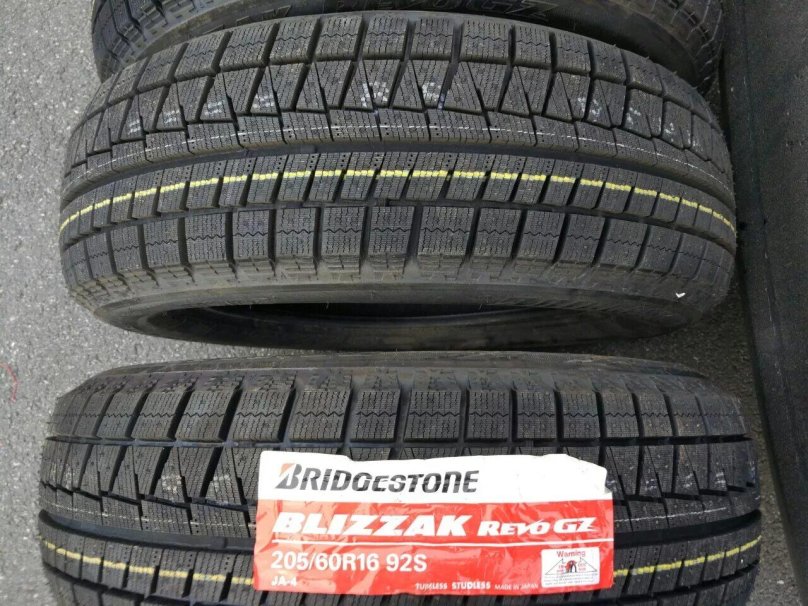 Bridgestone Blizzak Revo GZ 215/60 r16