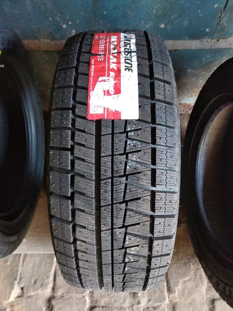 Bridgestone Blizzak Revo GZ 215/55 r17 97s