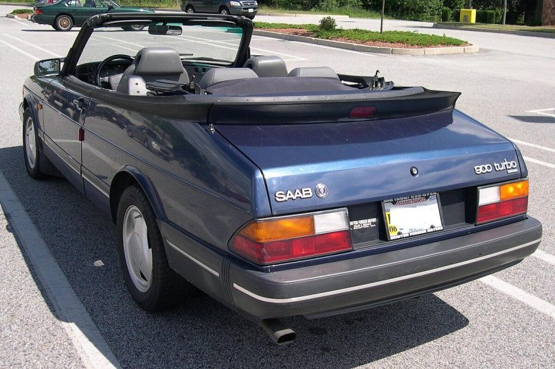 Saab 900 i