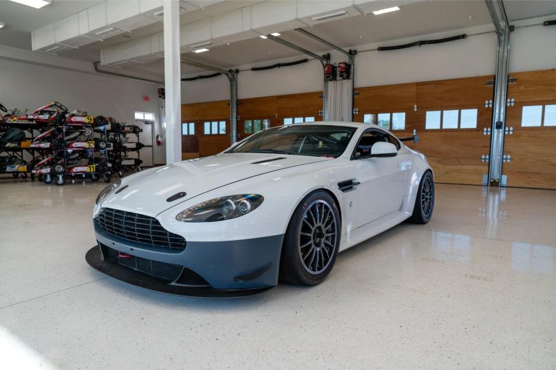 Aston Martin Vantage s в гараже
