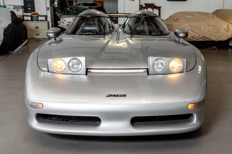 Машина со странными фарами