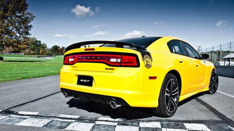 Додж Charger srt8