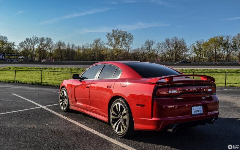 Додж Charger srt8