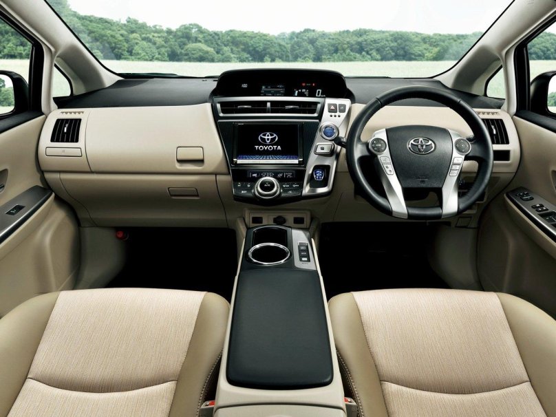 Toyota Prius Alpha 2017 салон