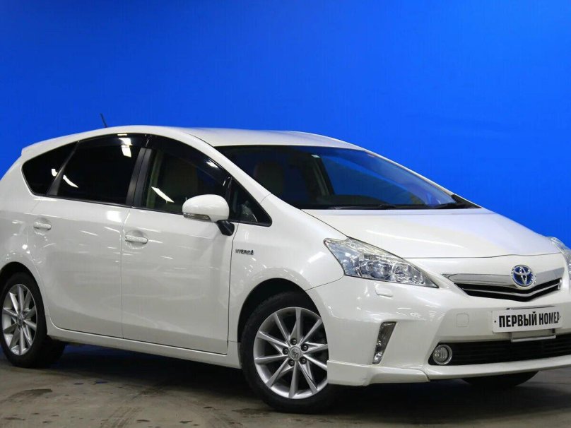 Приус Альфа 2011