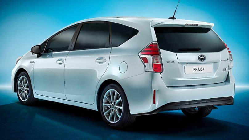 Toyota Prius Alpha 2015