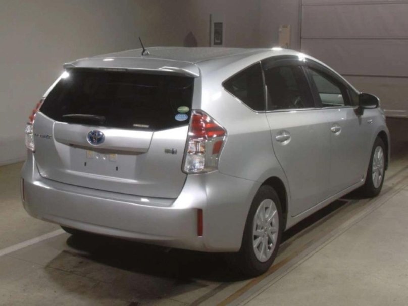 Toyota Prius Alpha 2015